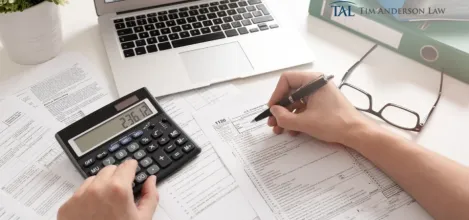 Abogado especializado en delitos fiscales revisando documentación tributaria