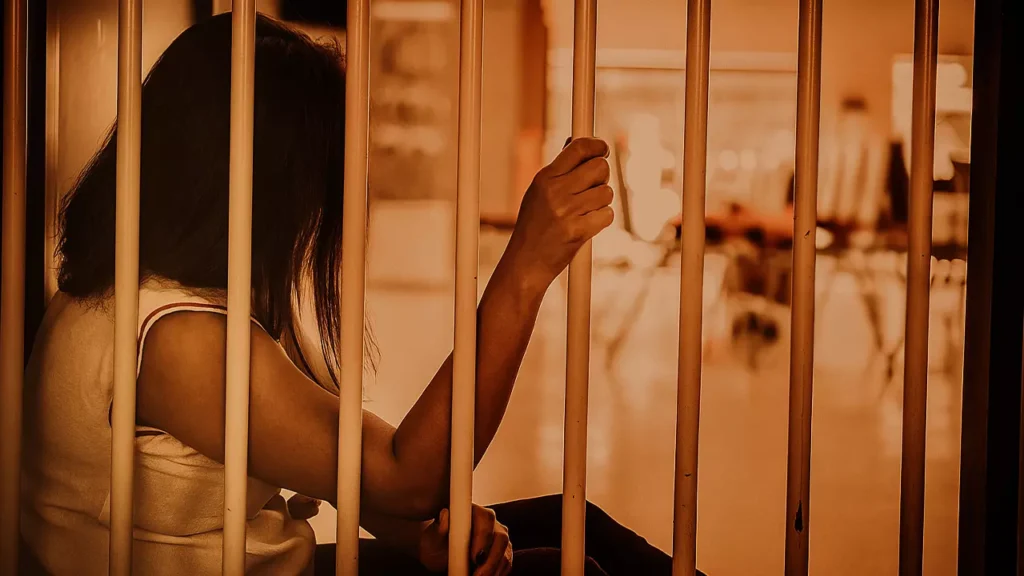 Abogado penalista preparando oposición a prisión provisional en juzgado de guardia de Valencia